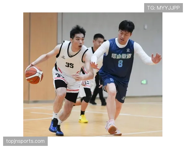 篮球比赛中球卡篮筐属于什么情况？规则如何处理？